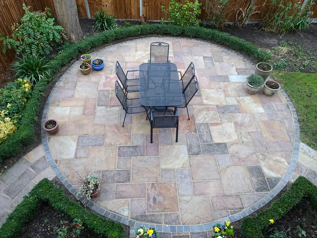 Circular sandstone patio with border